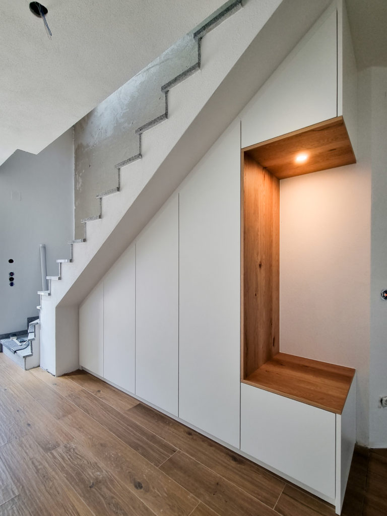 Garderobe als Treppenschrank